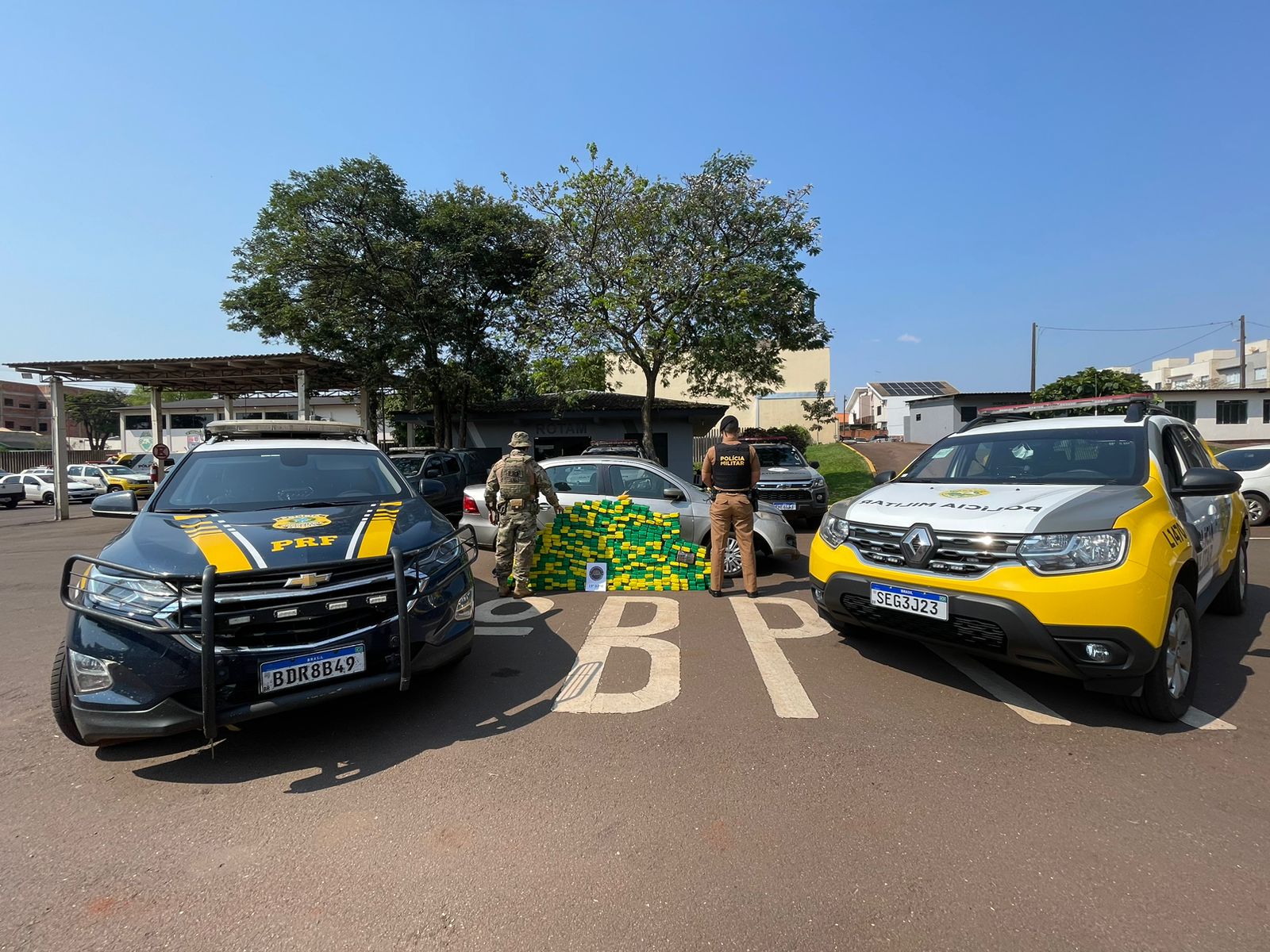 Pm E Prf Apreendem Adolescente E Ve Culo Kg De Maconha Em