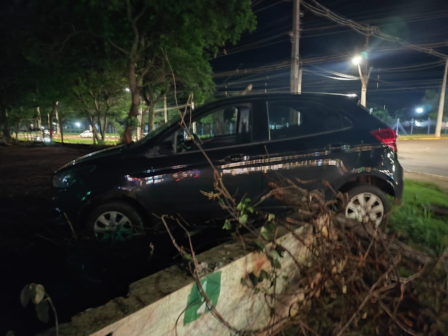 Carros colidem em rotatória e mulher fica ferida em Toledo Plantão