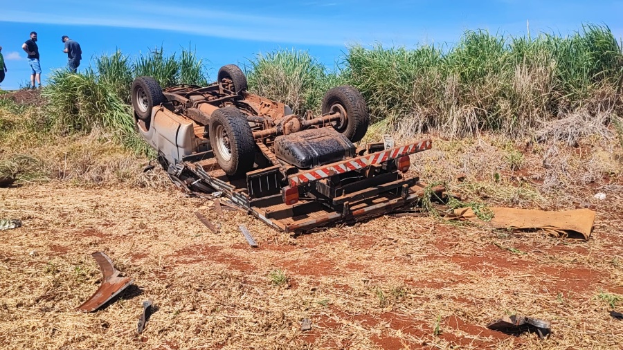 Carros capotam após batida entre Toledo e Cascavel e três pessoas ficam